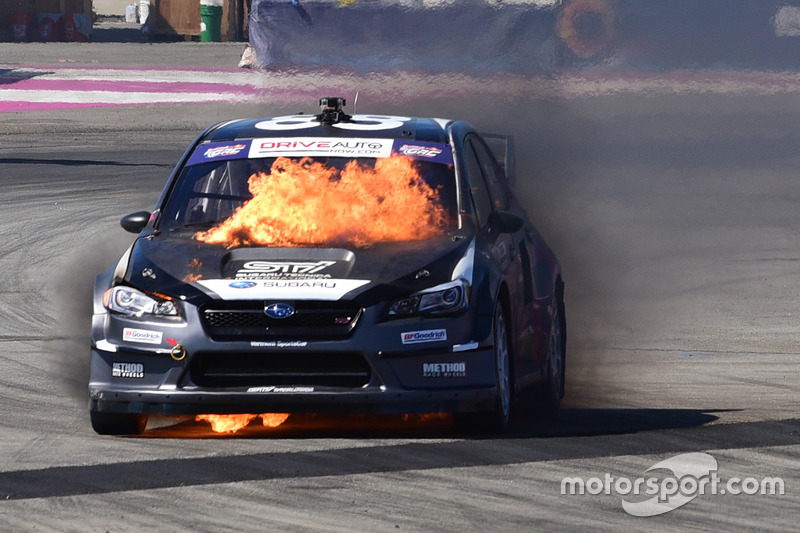 La Subaru de Toshihiro Arai en feu