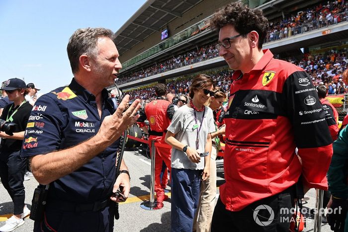 Christian Horner, director del equipo Red Bull Racing, Mattia Binotto, director del equipo Ferrari, en la parrilla 