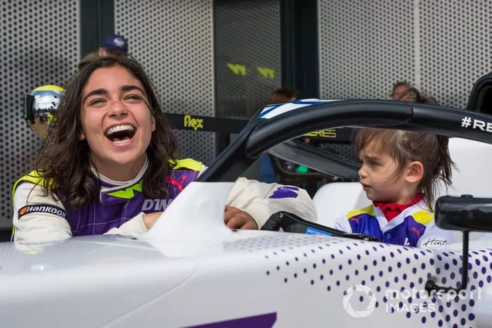 Jamie Chadwick con un fan