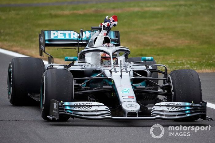 Lewis Hamilton, Mercedes AMG F1 W10, prima posizione, sventola la bandiera mentre si dirige al Parc Ferme