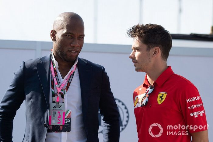 El futbolista Didier Drogba con Charles Leclerc, Ferrari