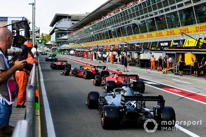 Charles Leclerc, Ferrari SF90, Alex Albon, Red Bull RB15, Sebastian Vettel, Ferrari SF90, y Lewis Hamilton, Mercedes AMG F1 W10, salen de pits