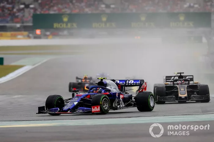 Alexander Albon, Toro Rosso STR14, precede Romain Grosjean, Haas F1 Team VF-19
