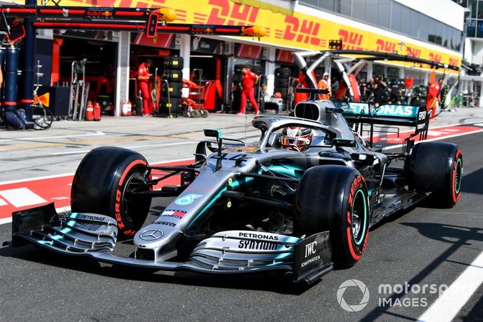 Lewis Hamilton, Mercedes AMG F1 W10 en pit lane