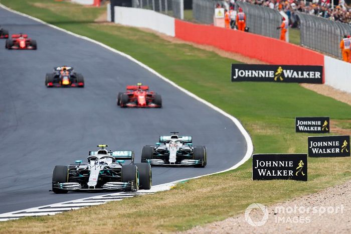 Valtteri Bottas, Mercedes AMG W10, precede Lewis Hamilton, Mercedes AMG F1 W10, Charles Leclerc, Ferrari SF90, e Max Verstappen, Red Bull Racing RB15