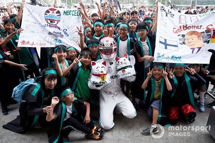 Lewis Hamilton, Mercedes AMG F1 con jóvenes fans