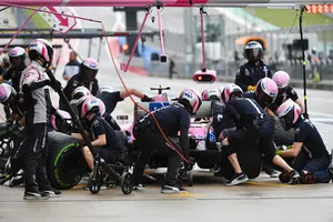 Esteban Ocon, Racing Point Force India VJM11, pit stop 