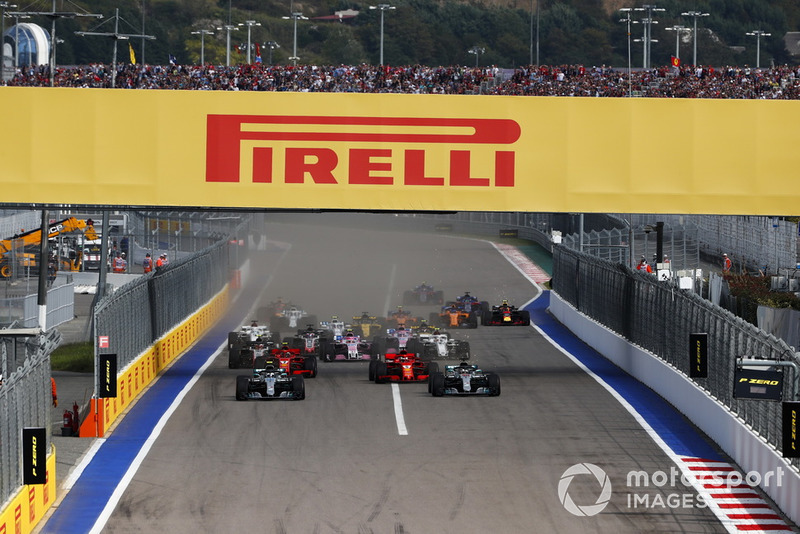 Valtteri Bottas, Mercedes AMG F1 W09, voor Lewis Hamilton, Mercedes AMG F1 W09, Sebastian Vettel, Ferrari SF71H, Kimi Raikkonen, Ferrari SF71H, Kevin Magnussen, Haas F1 Team VF-18, en de rest van het veld