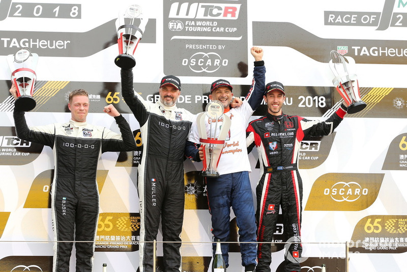 Podium: Champion Gabriele Tarquini, BRC Racing Team Hyundai i30 N TCR, second place Yvan Muller, YMR Hyundai i30 N TCR, third place Esteban Guerrieri, ALL-INKL.COM Münnich Motorsport Honda Civic Type R TCR, Thed Björk, YMR Hyundai i30 N TCR