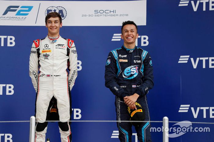 Podio: ganador de la carrera George Russell, Gran Prix ART, tercer lugar Alexander Albon, DAMS