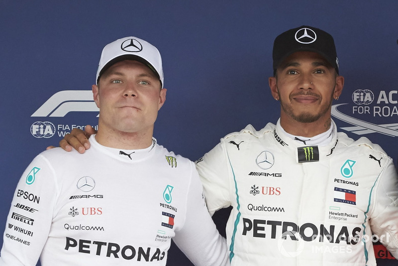 La primera fila Valtteri Bottas, Mercedes AMG F1, y ganador de la pole Lewis Hamilton, Mercedes AMG F1