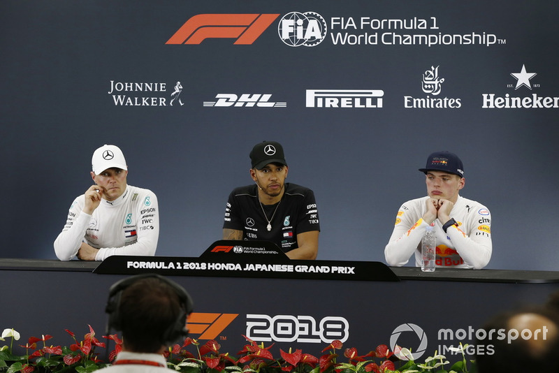 Valtteri Bottas, Mercedes AMG F1, Lewis Hamilton, Mercedes AMG F1 e Max Verstappen, Red Bull Racing, nella conferenza stampa