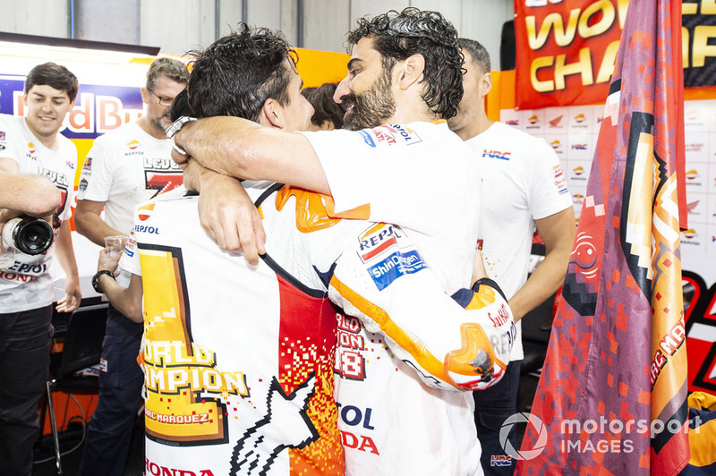 Чемпіон світу MotoGP 2018 року Марк Маркес, Repsol Honda Team, зі своєю командою