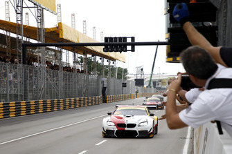 Yarış galibi #42 BMW Team Schnitzer BMW M6 GT3: Augusto Farfus