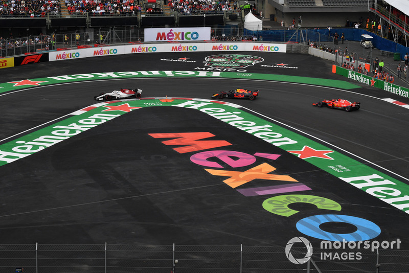 Marcus Ericsson, Sauber C37, Daniel Ricciardo, Red Bull Racing RB14 and Sebastian Vettel, Ferrari SF71H battle