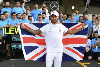 Lewis Hamilton, Mercedes AMG F1 celebrates with his team
