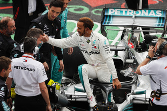 Lewis Hamilton, Mercedes AMG F1, festeggia la conquista del suo 5° Titolo Mondiale con il suo team
