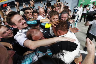 Racewinnaar Lewis Hamilton, Mercedes AMG F1, viert feest met zijn team