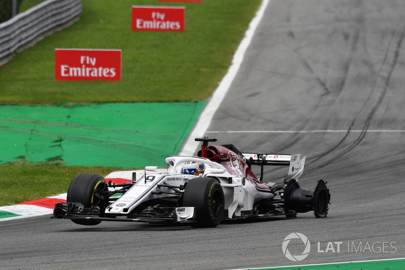 Marcus Ericsson, Alfa Romeo Sauber C37 with rear puncture and damage on lap one