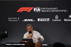 Ross Brawn, directeur de la compétition du Formula One Group, lors de la conférence de presse