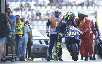 Валентино Россі, Yamaha Factory Racing, повертається до боксів після відмови мотоцикла на початку першої практики