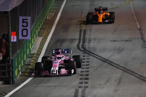 Sergio Perez, Racing Point Force India VJM11 et Fernando Alonso, McLaren MCL33 
