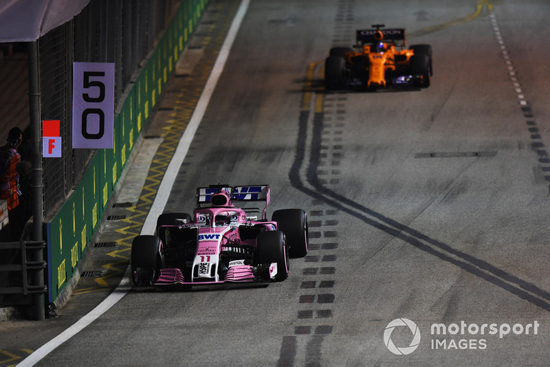 Sergio Pérez, Racing Point Force India VJM11 y Fernando Alonso, McLaren MCL33