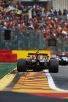 Daniel Ricciardo, Red Bull Racing RB14, derrière Valtteri Bottas, Mercedes AMG F1 W09