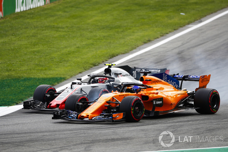 Kevin Magnussen, Haas F1 Team VF-18, e Fernando Alonso, McLaren MCL33, vanno ruota a ruota