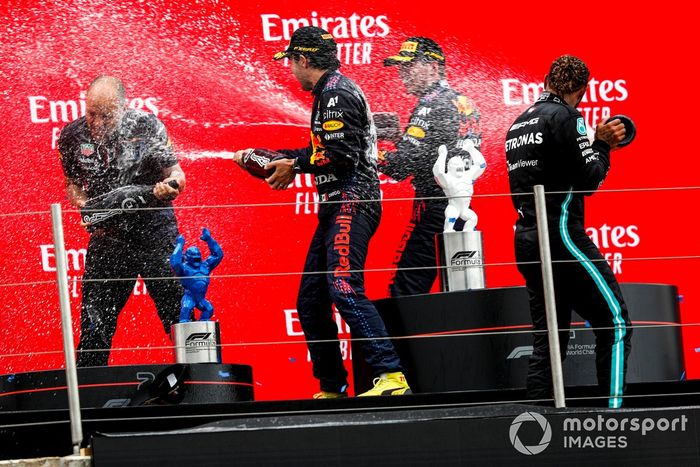 Podio: Gianpiero Lambiase, Ingeniero de carreras de Red Bull Racing, tercer lugar Sergio Pérez, Red Bull Racing, ganador de la carrera Max Verstappen, Red Bull Racing, segundo lugar Lewis Hamilton, Mercedes