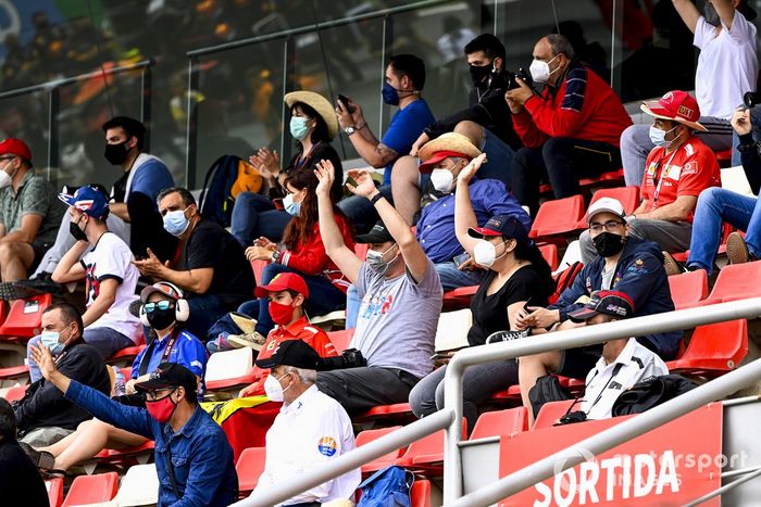 Los fans sentados en las gradas
