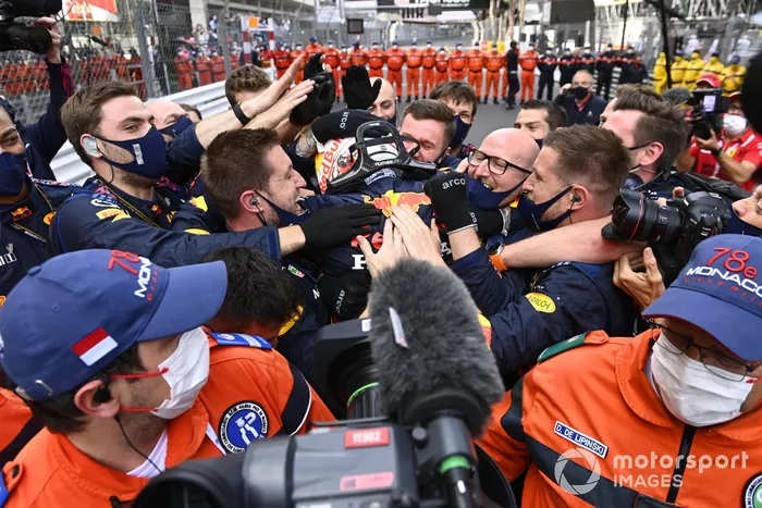 Ganador de la carrera Max Verstappen, Red Bull Racing, celebra con el equipo en Parc Ferme