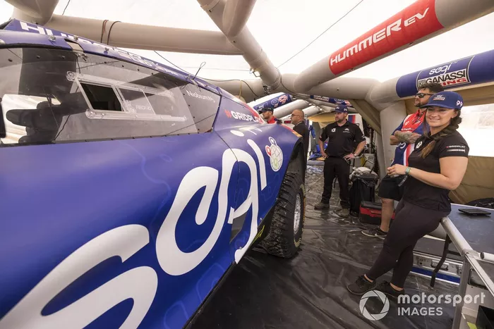 Sara Price, Chip Ganassi Racing, en el garaje