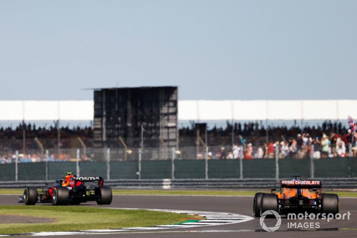 Sergio Pérez, Red Bull Racing RB16B, Daniel Ricciardo, McLaren MCL35M