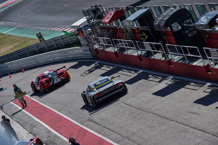 Auto in pit-lane