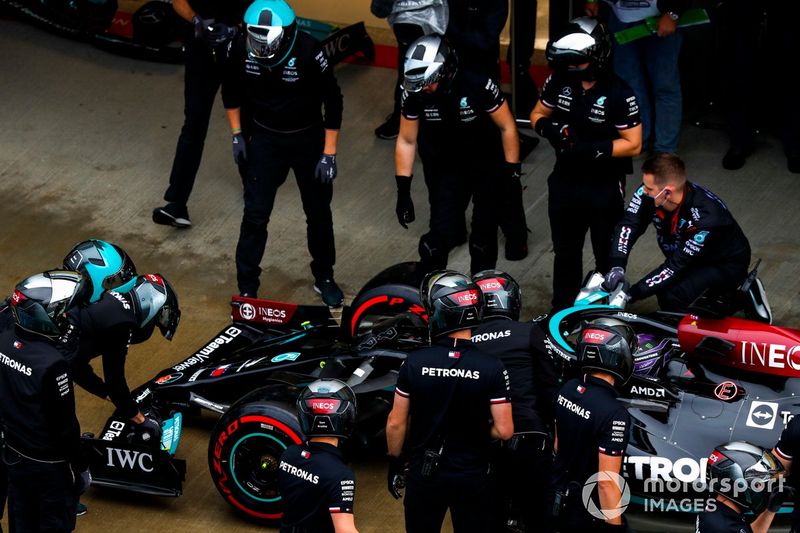 Lewis Hamilton, Mercedes W12, en el pit lane