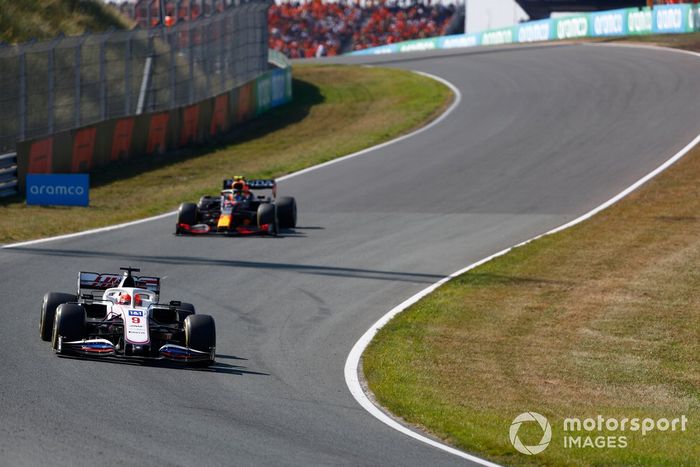 Nikita Mazepin, Haas VF-21, Sergio Pérez, Red Bull Racing RB16B