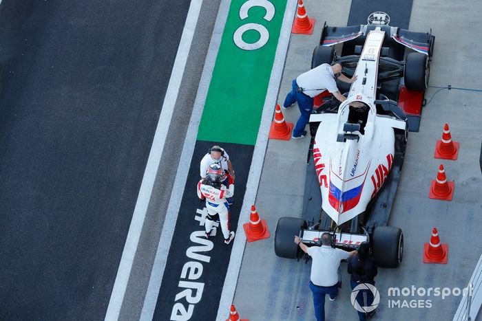Nikita Mazepin, Haas VF-21, en la báscula