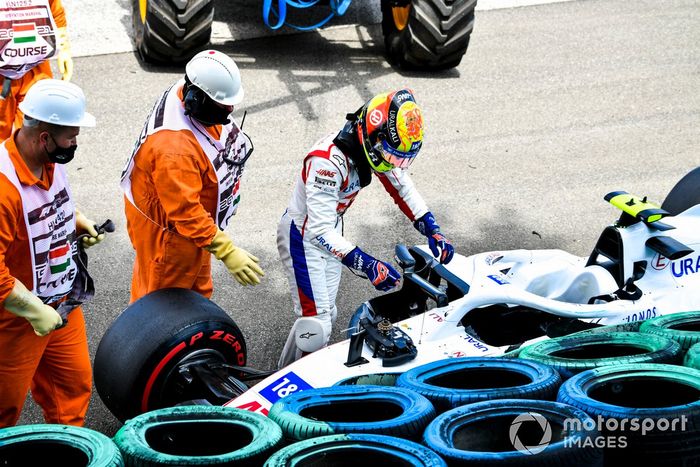 Los oficiales de pista asisten a Mick Schumacher, de Haas F1, tras su accidente en la FP3