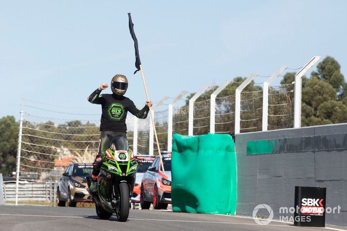 Jonathan Rea, del equipo Kawasaki Racing Team celebra su sexto Campeonato Mundial