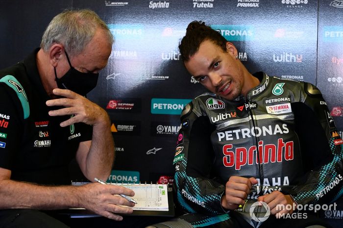 Franco Morbidelli, y el jefe del equipo Petronas Yamaha SRT, Ramón Forcada, celebran la carrera número 500