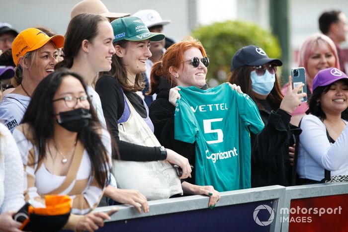 Un aficionado sujeta una camiseta de Sebastian Vettel