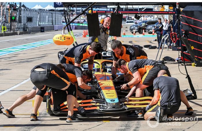 Lando Norris, McLaren MCL36, en el pit lane
