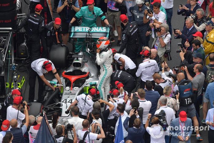 Lewis Hamilton, Mercedes AMG F1 W10, en la parrilla