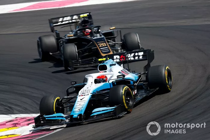 Robert Kubica, Williams FW42, precede Kevin Magnussen, Haas F1 Team VF-19