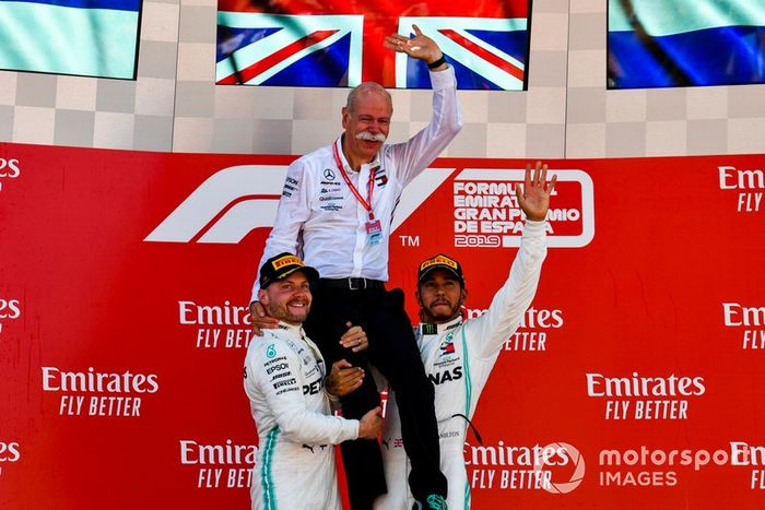 Podio: segundo lugar Valtteri Bottas, Mercedes AMG F1, Dr Dieter Zetsche, CEO, Mercedes Benz, y ganador de la carrera Lewis Hamilton, Mercedes AMG F1