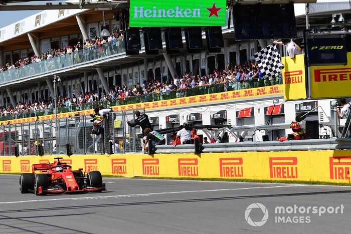 Sebastian Vettel, Ferrari SF90, recibe la bandera a cuadros