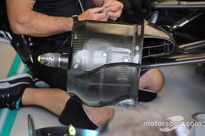 Mercedes front wheel assembly technical detail