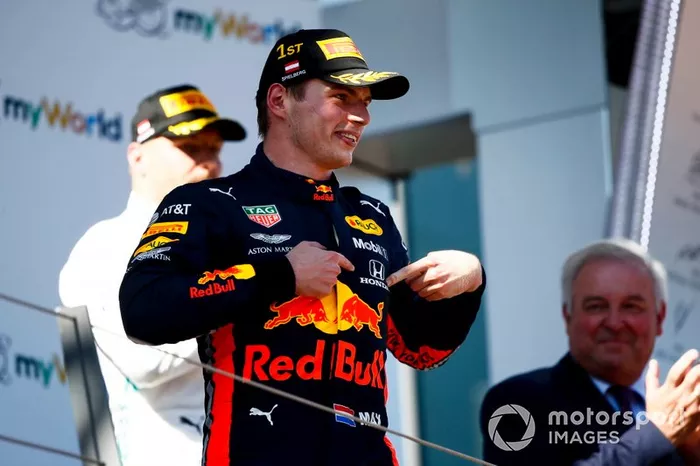 Podio: ganador de la carrera Max Verstappen, Red Bull Racing celebra