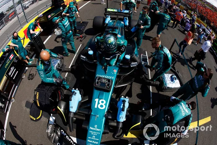 Lance Stroll, Aston Martin AMR24, en parrilla